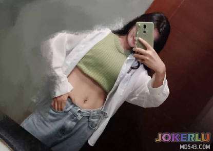 压抑不住躁动直接爬上床摸女儿逼逼揉捏女儿奶子